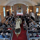 15. juni: Dronningen er til stede ved stemmerettsjubileets festkonsert i Flakstad kirke, en konsert med fokus på kvinners stemme i kirken (Foto: Sven Gjeruldsen, Det kongelige hoff)